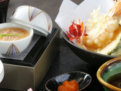 【ランチ】団体利用可！天ぷら、お寿司など10品を盛り込んだ和食御膳