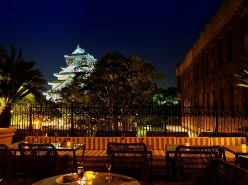 大阪城を臨むテラス席