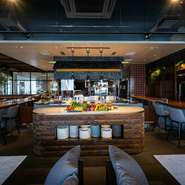 川越駅西口からペデストリアンデッキで直結徒歩1分。植物や石、木材などの自然素材のぬくもりが溢れる公園のような空間でゆっくりとお食事をお楽しみいただけます。