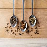 埼玉ローカル素材の旨味を引き出すアクセントとして、世界各国から取り寄せた10種のスパイスをラインナップ 『テールエキゾチック』（スパイスアソート）を導入しました。旬のお料理と相性抜群、お楽しみください。