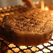 薪火で豪快に焼き上げた肉や魚のWメインや旬の食材をお楽しみいただける、全6品のディナーショートコースです。その日仕入れた新鮮な食材を心ゆくまでお楽しみください。