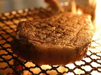 薪火で豪快に焼き上げた肉や魚のWメインや旬の食材をお楽しみいただける、全6品のディナーショートコースです。その日仕入れた新鮮な食材を心ゆくまでお楽しみください。