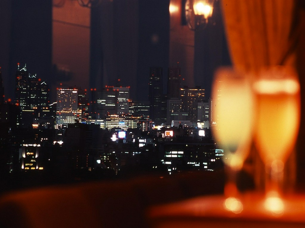 神戸の町並みを眺めながら優雅なランチ・ディナーを。