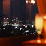 神戸の町並みを眺めながら、旬の素材を味わう贅沢な時間をお過ごしいただけます。夜の時間帯はきらめく美しい夜景が楽しめます。ホテルならではのホスピタリティをご実感いただける極上の贅沢をお楽しみください。