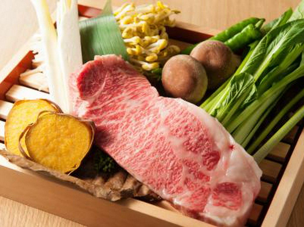 厳選された旬食材を生かしたコース仕立て