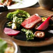 季節を感じる陸の皿と、メインには黒毛和牛のヒレとロースの味比べをお楽しみいただけます。箸休めには神戸で唯一の茶畑でつくられた静香園のほうじ茶をご提供いたします。〆には各地から厳選したお米とお味噌汁も。