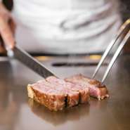 季節を感じる伍の皿と、メインには神戸牛を自家製ポン酢とわさび、淡路の藻塩でお楽しみいただけます。
箸休めには神戸で唯一の茶畑でつくられた静香園のほうじ茶、〆には各地から厳選したお米とお味噌汁をご用意。