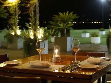 目の前に広がる青い海と緑のガーデンはヴィラズならでは