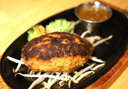 自家製の割合で配合された合挽ミンチで作られた手ごねハンバーグ