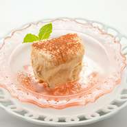 理想的な食感を求め、試行錯誤を繰り返して完成させた逸品。口の中で瞬間的に溶け始めるティラミスの食感をご堪能ください。
