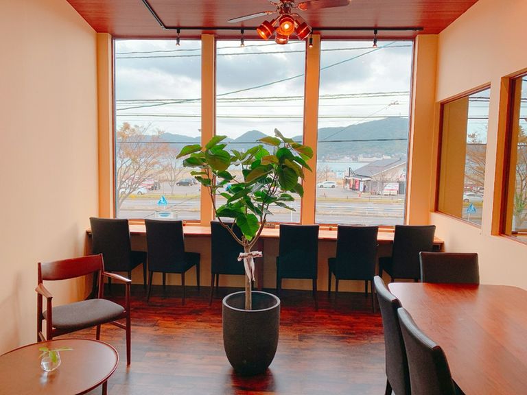 海の見える2階メインダイニングで、地元のこだわり食材を!