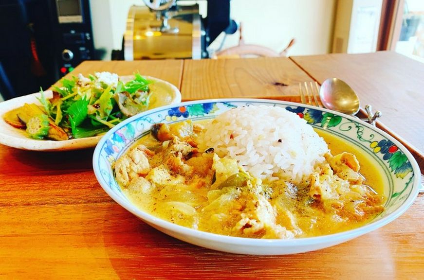 関門ポークのイエローカレー(無農薬野菜サラダ付き)