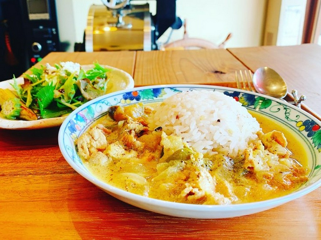 関門ポークのイエローカレー（無農薬野菜サラダ付き）