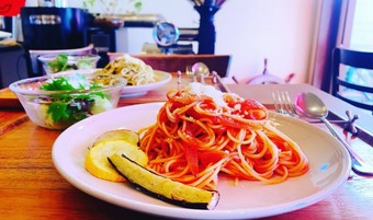 野菜たっぷり ナポリタン（無農薬野菜サラダ付き）