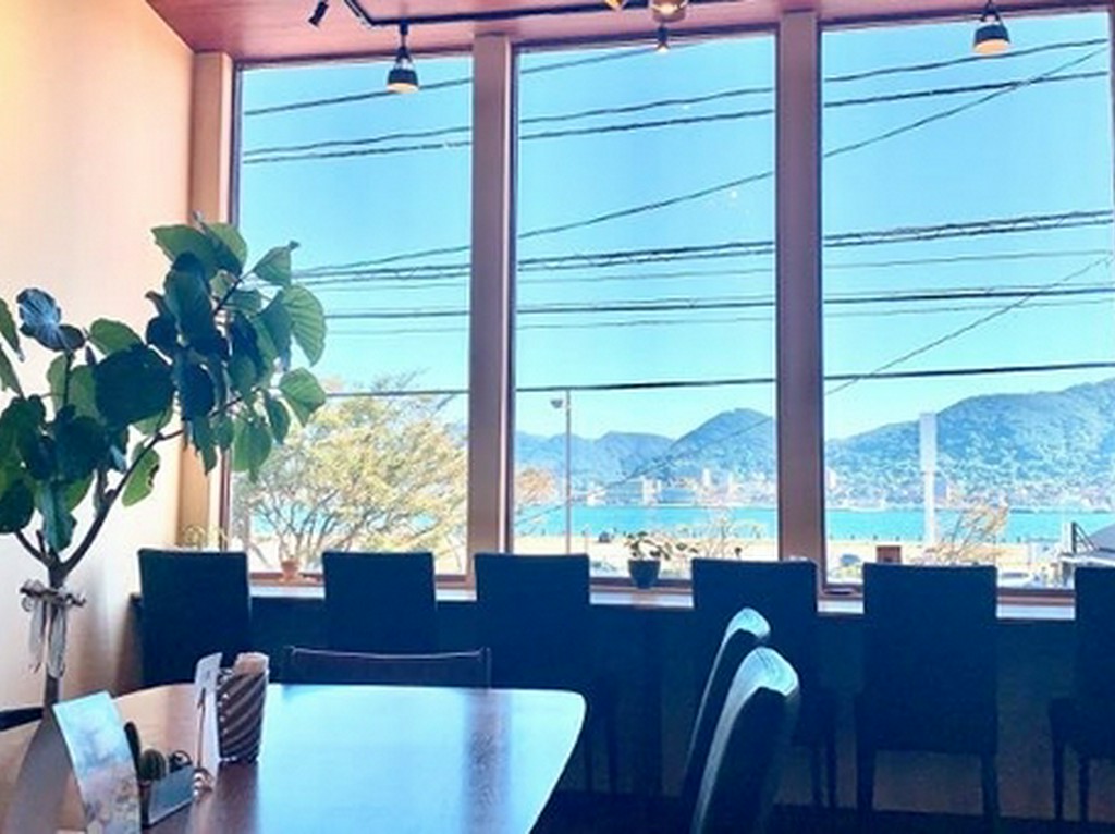 2階　海の見える カウンター・センターテーブル