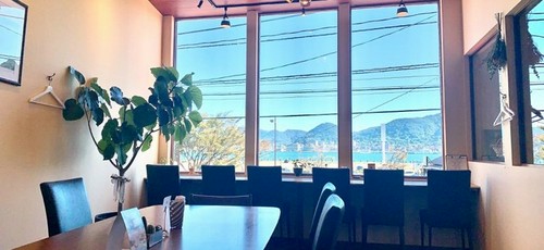 2階　海の見える カウンター・センターテーブル