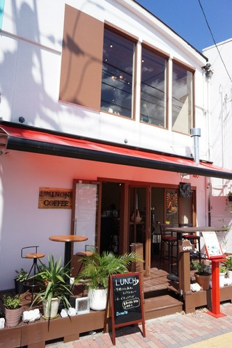 外観 2階はメインダイニング・１階にはオープンテラス席