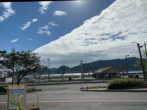 テラス席から見える海と空と山の緑