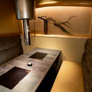 気品あふれる個室。上質なソファーが設えられており、大切な商談や会食など、ビジネスシーンにもふさわしい大人の空間です。極上の肉と岐阜の地酒でもてなせば、きっと満足していただけるハズです。