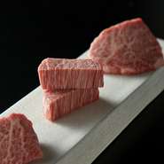 お肉のプロが厳選したもののみを仕入れ。【飛騨牛一頭家　馬喰一代名古屋栄】では、「最とび牛」の中でも雌牛にこだわっているのだとか。一頭買いしているので、希少部位がいただけるのもポイントです。