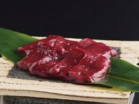 レバーが苦手な方にこそお試しいただきたい。
新鮮なレバーを味噌ダレにて、召し上がれ。