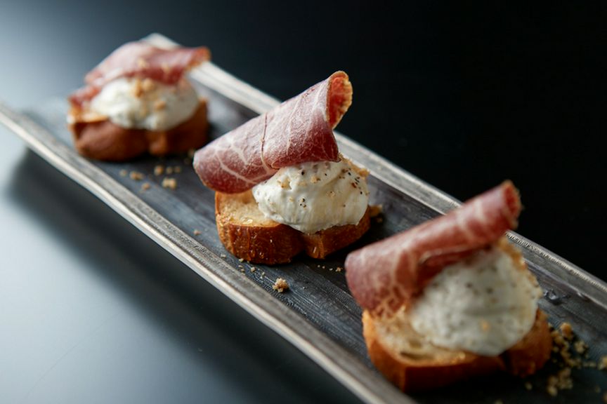 飛騨牛生ハムとゴルゴンゾーラのブルスケッタ（1P）