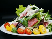 低温調理ならではのジューシーな旨味とチーズの塩味がたまらない！
