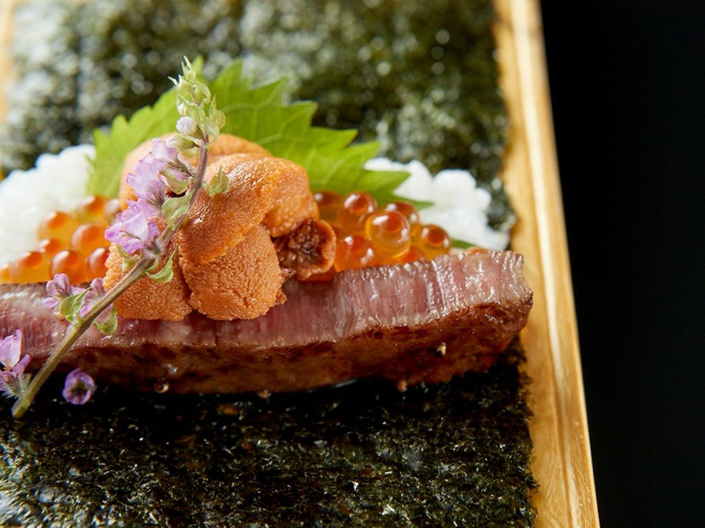 ウニを追加するといっそう美味な『＜栄限定＞炭焼ヒレとイクラ手巻き』