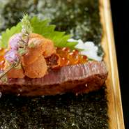 “陸の幸”と“海の幸”による豪華なコラボレーションが実現。炭で焼いた柔らかいヒレ肉にイクラをのせたあと、海苔で包んでいただきます。口の中でプチプチッと弾ける食感が楽しく、クセになる逸品です。