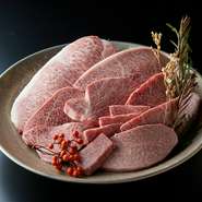 ・（二～三人前）　　12000円
・（四～六人前）　　18000円
A5ランク以上のグレードを誇るまさに飛騨牛の王。本物を知る大人のための秘蔵肉です。