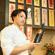 「ゆっくりくつろいでいただきたい」との思いから全席個室を完備しており、座席幅が広めに取られています。和とモダンが融合した上質な店内で、非日常感を楽しみながら過ごせます。