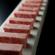 他店舗同様、「最とび牛」を仕入れ。【飛騨牛一頭家　馬喰一代名古屋栄】では、肉質にこだわり、「雌牛」を使用しています。雄牛とはまた違ったおいしさで、とろけるような食感を愉しめます。