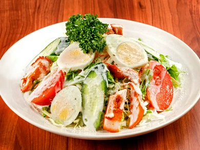ネパール料理を思わせるアレンジで楽しませてくれる『シーザーサラダ』