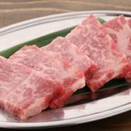 独自のルートで仕入れることにより、九州各地の良質な黒毛和牛をリーズナブルな価格でご提出しております。お肉の旨味と甘味がダイレクトに伝わる部位となっております！是非ともご賞味くださいませ。