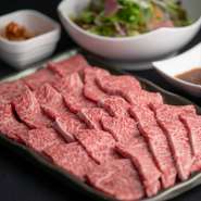 鮮度と品質にこだわり厳選する牛肉。九州県内で飼育されているものなど、精肉店や焼肉店で経験を積んだ店主が熟練の目利きで仕入れています。部位ごとに異なるカット法でさらなるおいしさを引き出すのも匠の技。