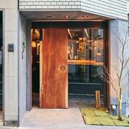 一人でゆっくりと日本酒を飲みながら季節感溢れる料理を堪能できる場所。カウンター席のみの店内は落ち着きがあり、くつろぎのひとときを過ごすことができます。コース料理は一人からでも予約が可能です。