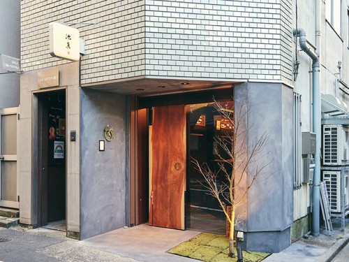趣ある木製の扉が目を引く、落ち着いた雰囲気の店舗外観