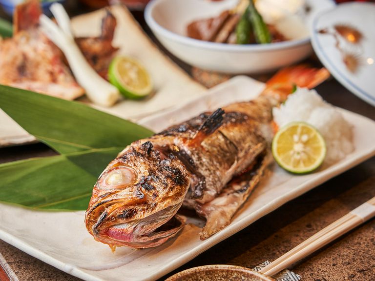 備長炭を使いふっくらと焼き上げられた季節の魚