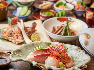 丸のまま「生」で仕入れる、鮮度の良さが際立つ魚介類