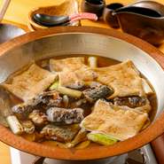 鰻料理の中でも珍しい鍋料理。白焼きした鰻をぶつ切りにし、骨を除いたものが入っています。鰹ベースのだしに鰻の旨みが溶け込んだスープは濃厚でパンチがきいた絶品。通年味わえる名物鍋です。※2人前より