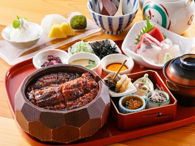 炭火でふんわり、香ばしく焼き上げた『三河一色産炭火焼き活鰻 ひつまぶし御膳』※写真は「松」