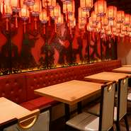 赤やゴールドを基調とした華やかな中国らしい彩りの店内は、まるで現地にトリップしたような感覚を覚えます。天井から吊るされた複数の中国提灯が、異国情緒を演出。食事の時間を一層盛り上げてくれます。
