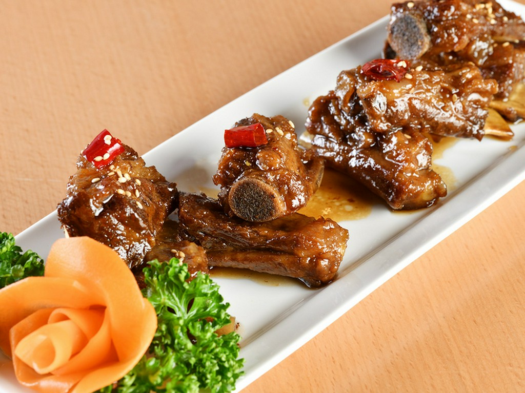 お酒がどんどん進む味！　コク旨甘酢ダレがたっぷりかかった『四川風甘酢スペアリブ』