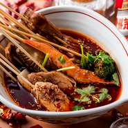 鉢鉢鶏は、四川省ならどこでも食べられる人気軽食です。鶏肉だけの料理ではなく、鶏肉や蝦や野菜などを串にさし、大きな鉢に入れた辣油、花椒で作った真っ赤なタレとあえて、しびれるような辛さが特徴の味わいです。