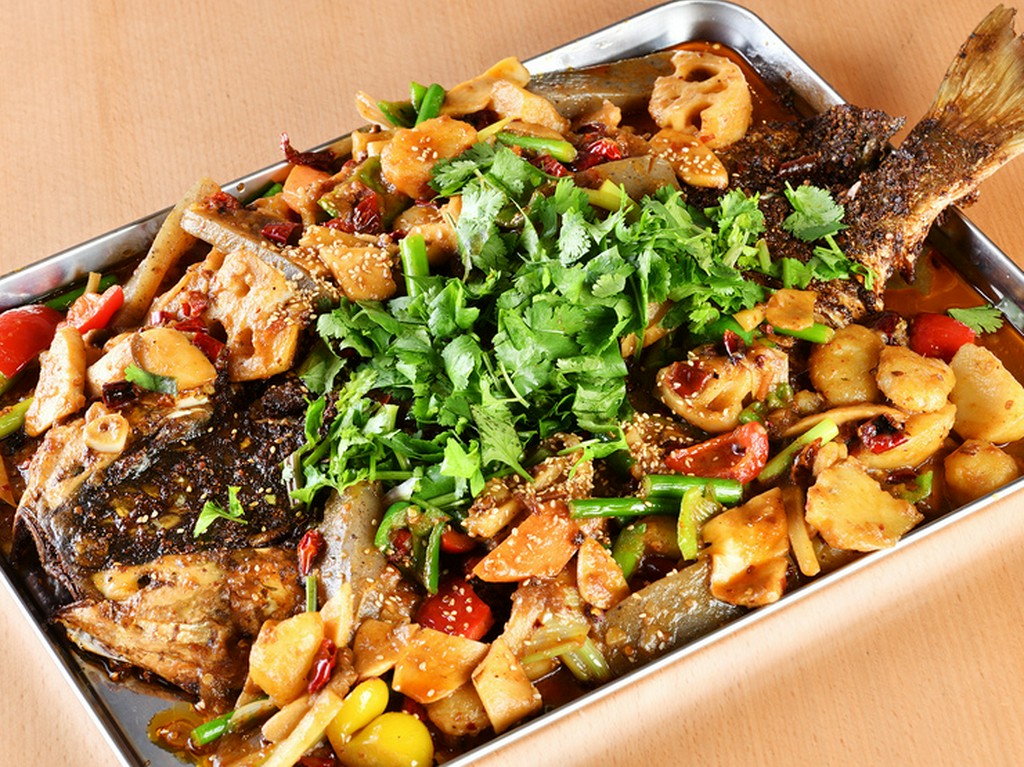 スパイスの旨みたっぷり、とろけるような魚の身を味わう『川覇特製丸一匹の汁なし焼き魚』