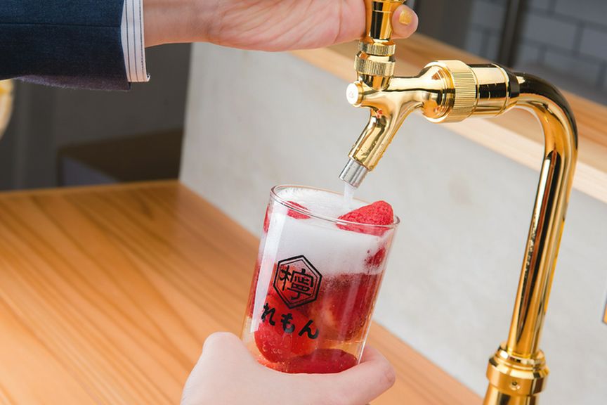 好きなように注いで楽しめる、お店名物のレモンサワー