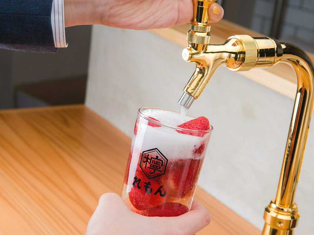 好きなように注いで楽しめる、お店名物のレモンサワー