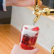 全てのテーブルにサーバーを設置。60分ワンコインで『レモンサワー飲み放題』が楽しめます。トッピングでフルーツを追加することもできるので、何種類か頼んで飲み比べするのもオススメです。