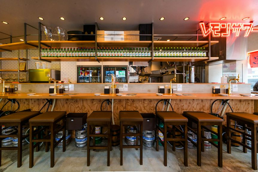 レトロモダンな雰囲気ただよう、カジュアルでオシャレな酒場