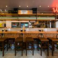 現代的でありながら、どこか懐かしさも感じさせてれる【串焼肉酒場れもん】。ネオンカラーに照らされたレトロモダンな店内も魅力の一つ。SNSで思わず「イイネ！」と押したくなる写真が撮れそうです。